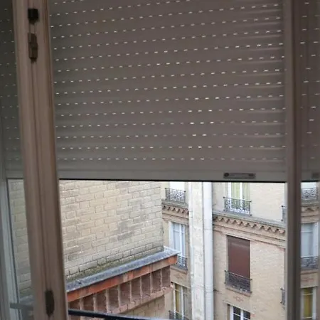 Jolie Studette A 2 Pas Du Bassin De La *