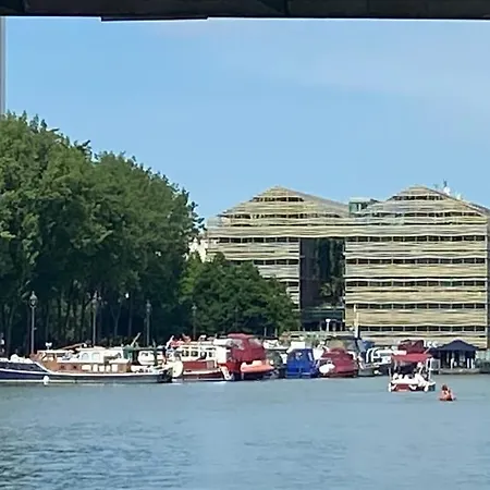 Jolie Studette A 2 Pas Du Bassin De La * Παρίσι