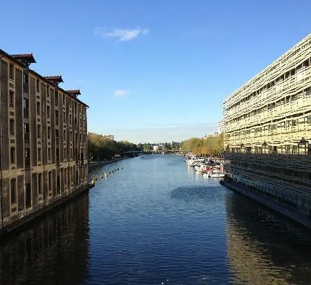 Jolie Studette A 2 Pas Du Bassin De La * Paříž